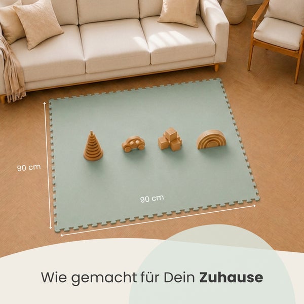 Quadratische Spielmatte aus Schaumstoff mit Holzspielzeug im Wohnzimmer. Maße der Matte betragen 90 Zentimeter mal 90 Zentimeter.