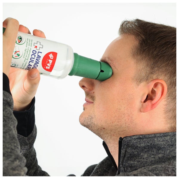 Anwendung einer Augenspülflasche zur Ersten Hilfe am Auge bei Kontakt mit Schmutz oder Fremdkörpern.