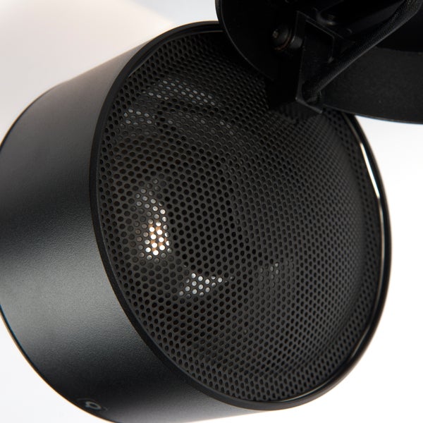 Nahaufnahme eines schwarzen Strahlers mit feinmaschigem Wabengitter-Aufsatz.