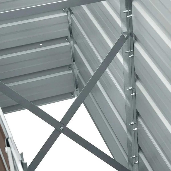 Innenansicht einer Metallkonstruktion mit Wellblechpaneelen, Kreuzverstrebung und Verschraubungen.