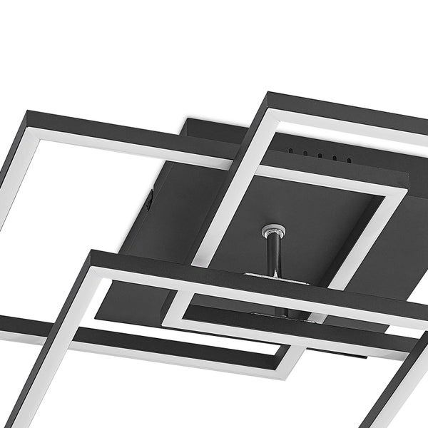 Nahaufnahme einer modernen LED-Deckenleuchte mit überlappenden schwarzen quadratischen Rahmen und integrierten Lichtleisten.