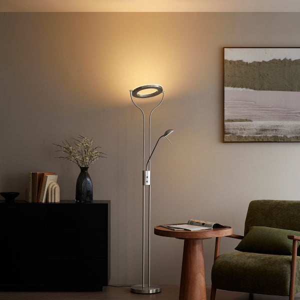 Stehlampe mit Lesearm in einem Wohnzimmer