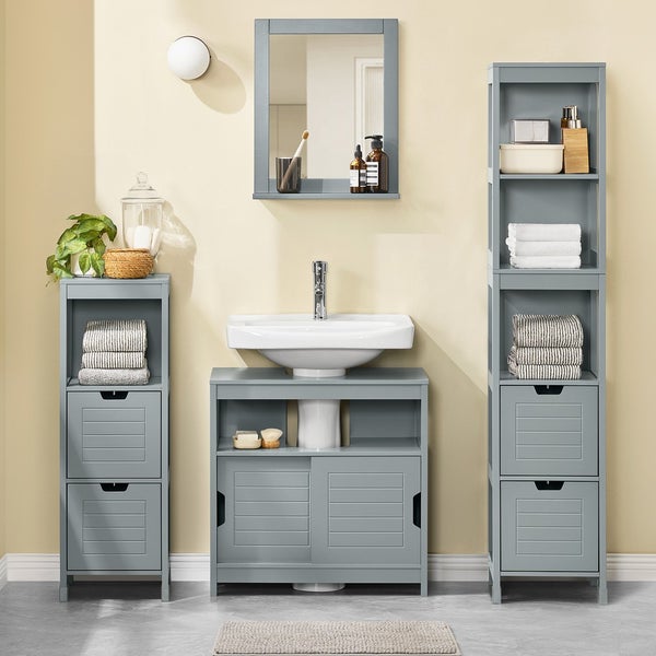 Badezimmer mit Waschbecken, Spiegel und grauen Badmöbeln mit Stauraum