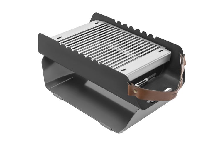 The Favilla FUMO mobiler Holzkohlegrill (48x25x11 cm) in  Grau – 2-in-1 Grill mit Edelstahlrost & Spießhalterung – Inkl. Tragetasche für Camping