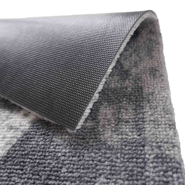 Detailansicht einer grauen Fußmatte mit rutschfester Unterseite
