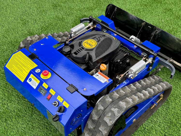 Blauer ferngesteuerter Raupentransporter mit Rato-Motor, Bedienfeld und schwarzem Räumschild.