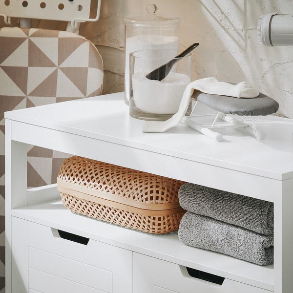 Detailansicht eines weißen Badezimmerschranks mit Wäscheaccessoires