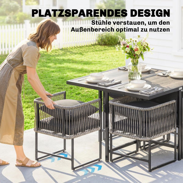 Hängesessel mit Gestell und Polstern in einem modern gestalteten Außenbereich mit Lounge-Sofa und Sichtschutz aus Naturmaterialien.