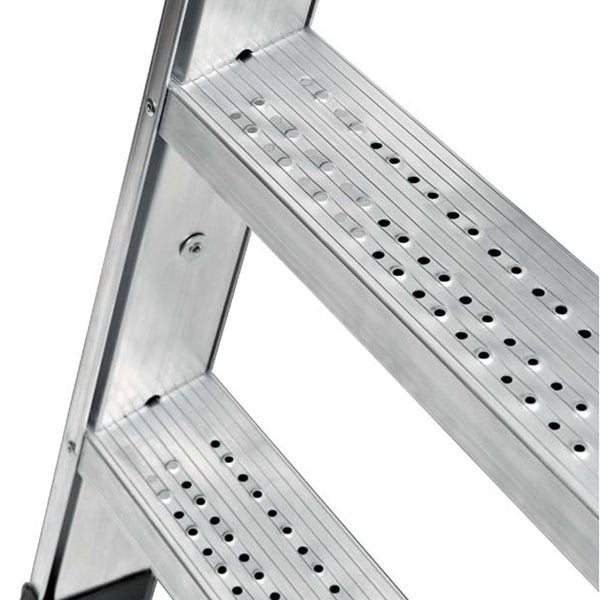 Detailansicht einer Aluminiumleiter mit Stufen