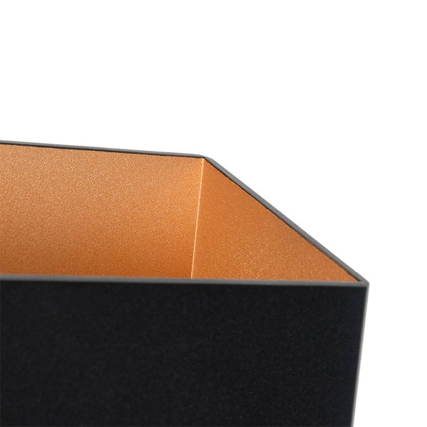 Detailansicht eines rechteckigen Pflanzgefäßes mit Innenseite.