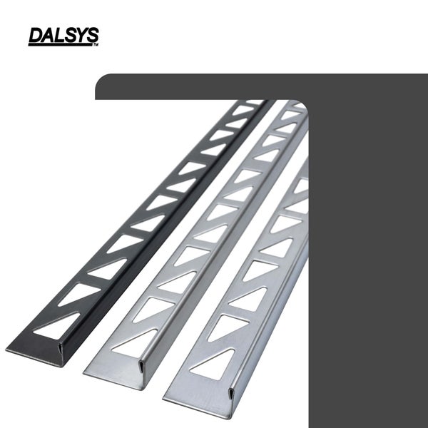 DALSYS Logo. Drei Fliesenschienen aus Metall mit dreieckigen Aussparungen in verschiedenen Oberflächen.