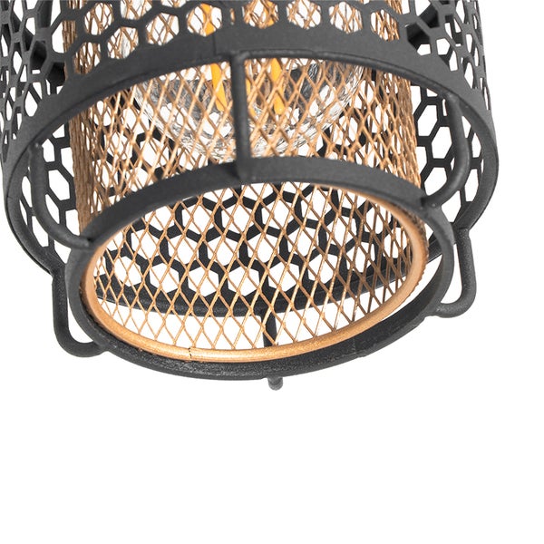 Detailansicht einer schwarzen Deckenleuchte mit geometrischem Muster und Drahtgeflecht