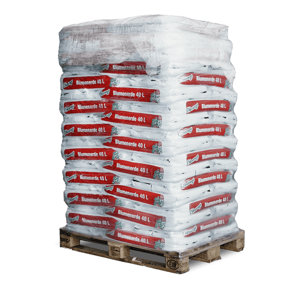 Palette mit Ökovogt Blumenerde, 40 Liter Säcke, gestapelt und in Folie eingewickelt auf einer Holzpalette.