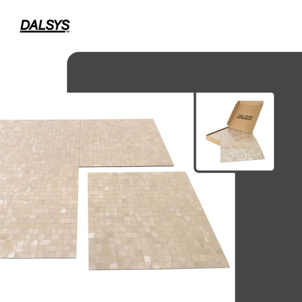Dalsys Mosaikfliesen, selbstklebend, quadratische Elemente mit gebürsteter Oberfläche, Darstellung der Verlegung und Produktverpackung, Dalsys Logo.