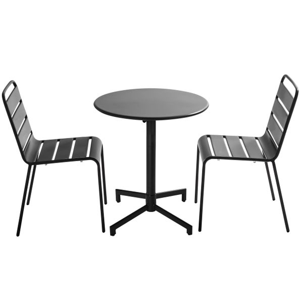 Dreiteiliges Balkon-Set aus schwarzem Metall mit rundem Tisch und zwei Stühlen im Latten-Design.