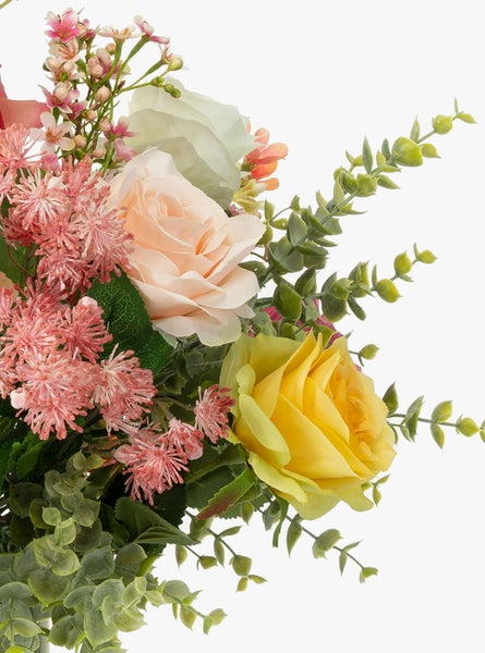 Künstlicher Blumenstrauß mit Rosen und grünem Blattwerk für die Dekoration.