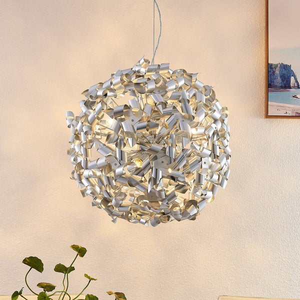 Moderne Hängeleuchte mit silberfarbenen Elementen als Dekoration für den Innenbereich