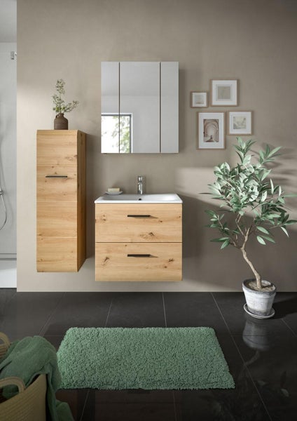 Modernes Badezimmer mit Waschtischunterschrank und Hochschrank in Eichenoptik, weißem Waschtisch, Spiegelschrank und grünem Badteppich.
