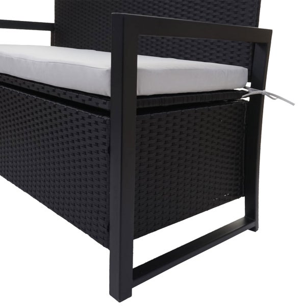 Gartenbank aus Polyrattan mit integrierter Aufbewahrungsbox, Metallgestell und hellem Sitzkissen.