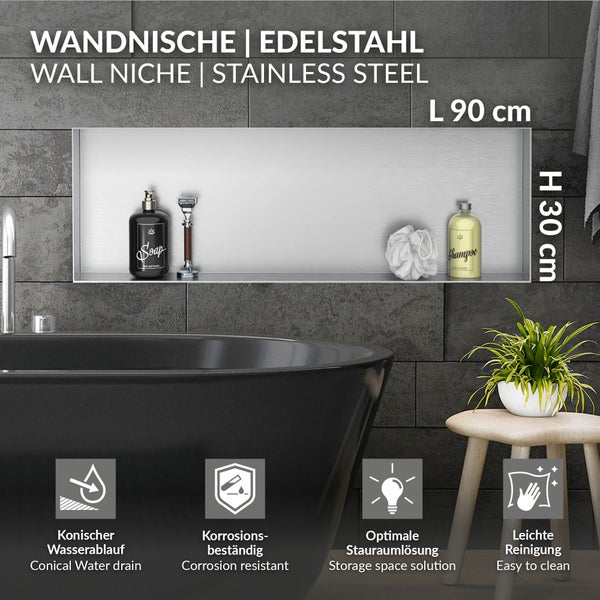 Wandnische aus Edelstahl in einer Fliesenwand über einer Badewanne, 90 mal 30 Zentimeter, korrosionsbeständig und leicht zu reinigen.