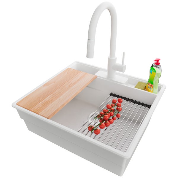 Spüle mit Abtropfgestell, Schneidebrett, Spülmittel und Armatur