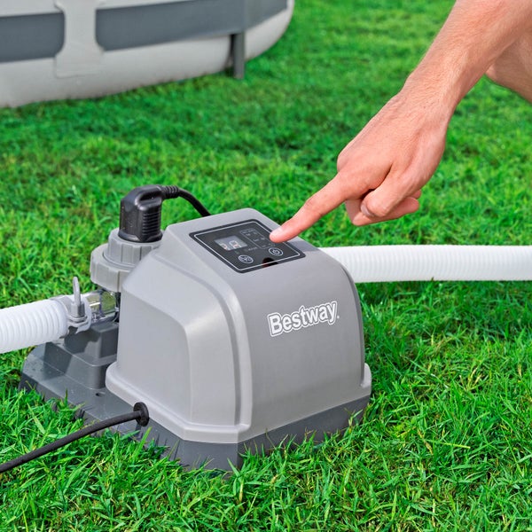 Bestway Filterpumpe mit Bedienfeld und Finger auf Rasen