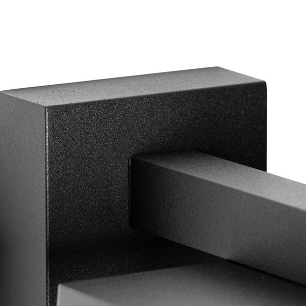 Detailansicht einer schwarzen, matt strukturierten Wandhalterung aus Metall für Außenleuchten.