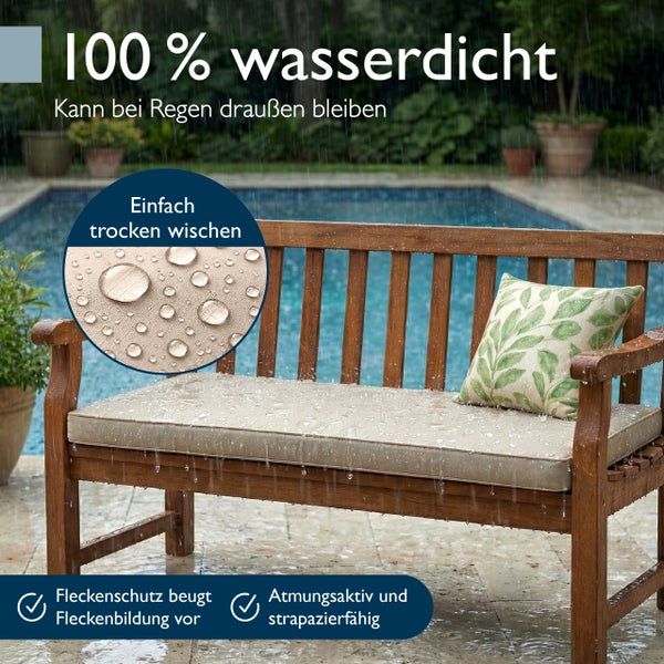 Holz-Gartenbank im Regen mit 100 Prozent wasserdichtem, fleckgeschütztem und atmungsaktivem Sitzkissen. Wasser perlt an der Oberfläche ab.
