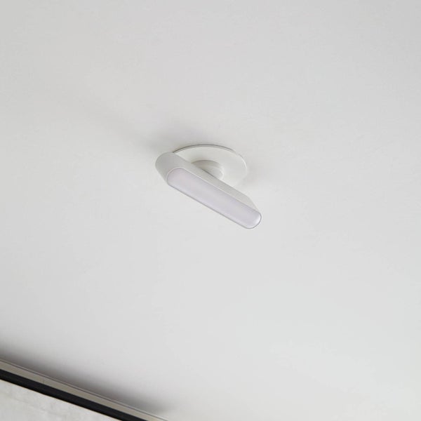 Moderne längliche LED Deckenleuchte oder Wandleuchte mit runder Halterung in minimalistischem Design.