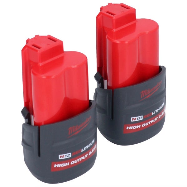 Zwei rote und schwarze Milwaukee M12 Redlithium High Output Lithium-Ionen-Akkus mit 2,5 Amperestunden Kapazität.