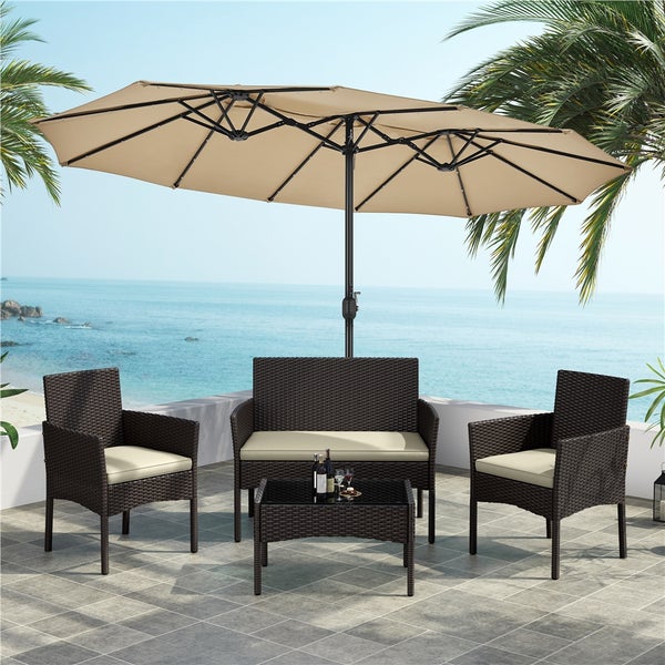 Gartenmöbel-Set mit Sonnenschirm, bestehend aus zwei Stühlen, einer Bank und einem Tisch.