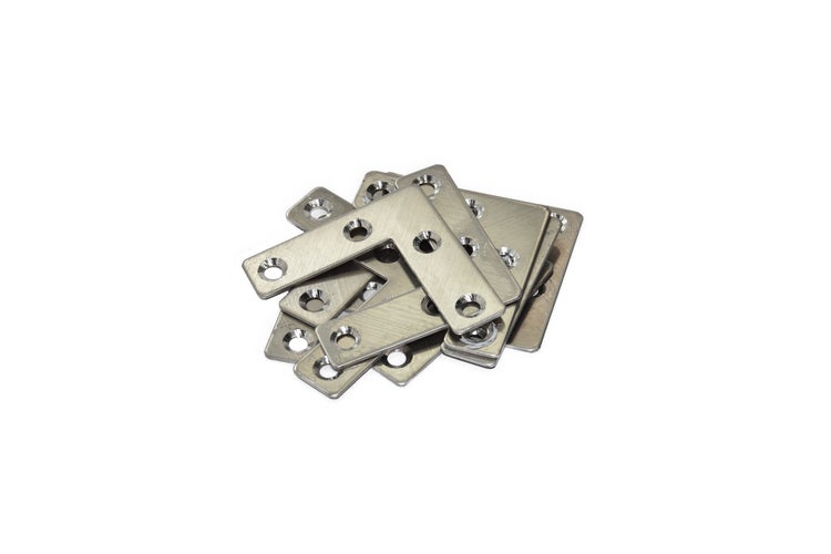 Stapel Winkelverbinder aus Metall mit Schraubenlöchern