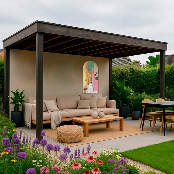 Überdachte Terrasse mit Sitzgruppe, Couchtisch und Dekoration im Garten