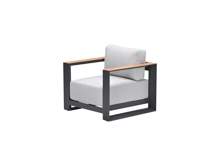 Garten-Lounge-Sessel mit Metallgestell, Armlehnen mit Holzeinlage und hellgrauen Polstern.