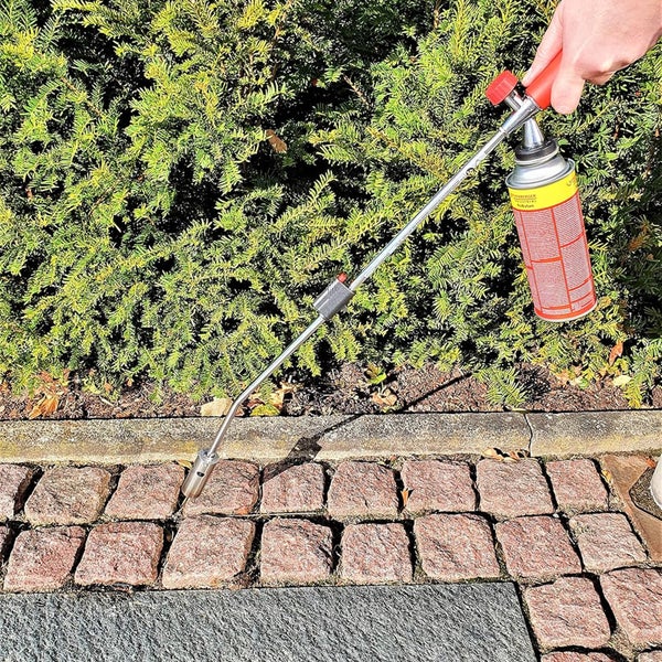 Unkrautbrenner im Einsatz auf Pflastersteinen