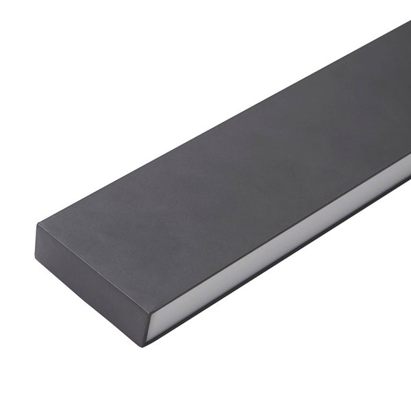 Moderne, längliche Außenwandleuchte aus dunklem Metall mit weißem Diffusor.