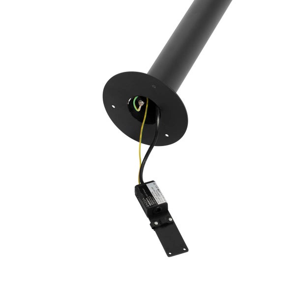 Unterseite einer schwarzen Außenstandleuchte mit Bodenplatte, Erdungskabel und Anschlussbox.