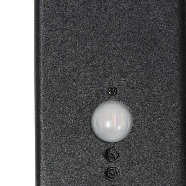 Detailansicht eines Bewegungsmelders an einer schwarzen Außenleuchte mit Einstellreglern.