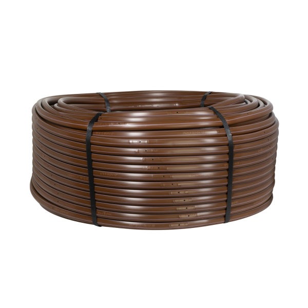 Braunes Tropfrohr auf Rolle zur Bewässerung im Garten.