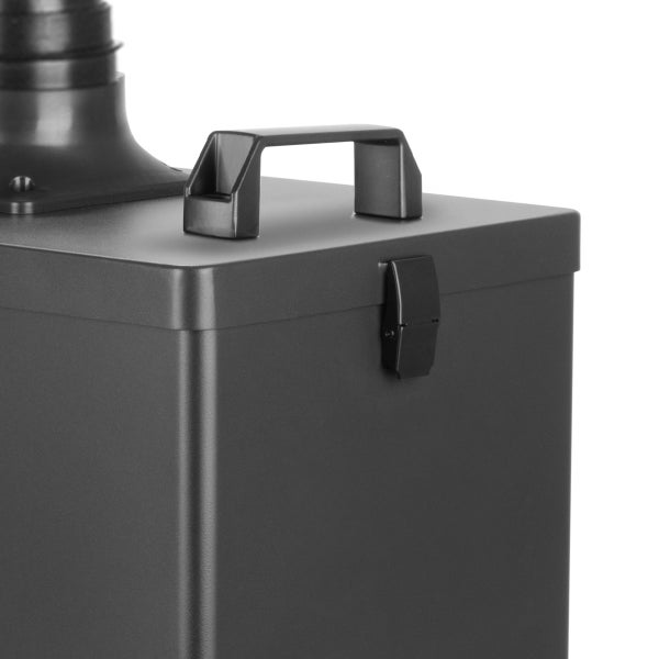 Nahaufnahme eines schwarzen Metallbehälters mit Tragegriff und Verschluss eines Aschesaugers.