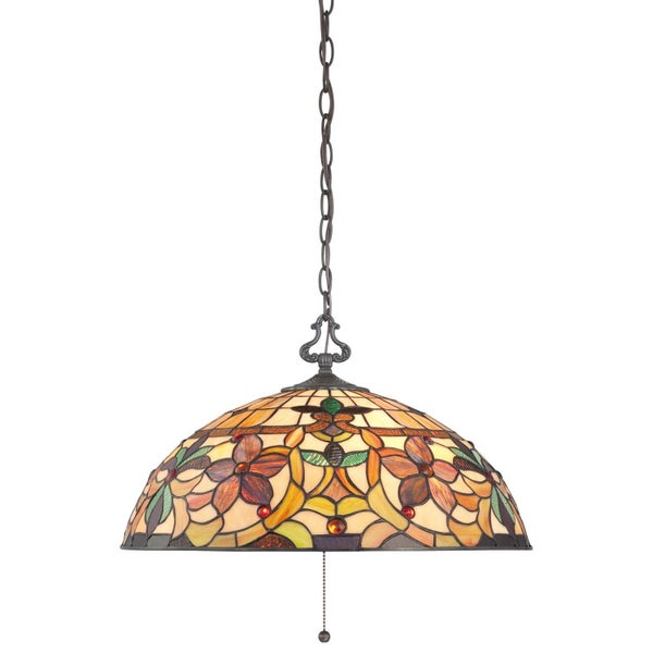Tiffany-Hängelampe mit floral verziertem Glasschirm und einer Kettenaufhängung.