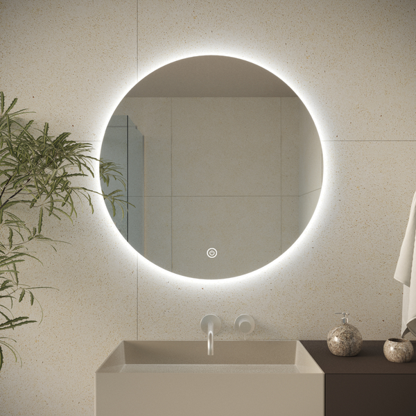 Runder LED Badezimmerspiegel mit integrierter Beleuchtung und Touch Sensor über einem Waschbecken in modernem Badezimmer Ambiente.