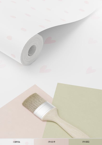 Tapetenrolle mit Herzmuster und Farbfelder mit Pinsel