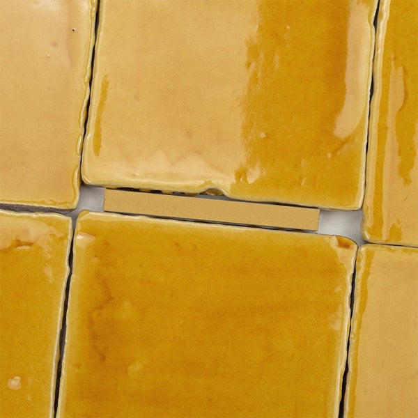Quadratische Wandfliesen mit glänzender Oberfläche in Ockergelb
