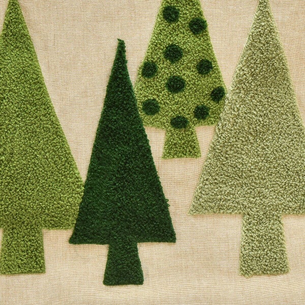 Stoffkissen mit aufgesticktem Tannenbaummotiv für die Weihnachtsdekoration