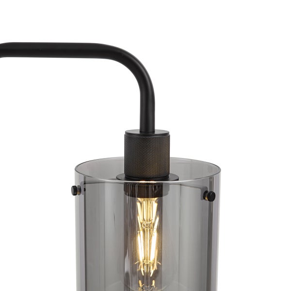 Detailaufnahme einer Lampe mit Rauchglas und Leuchtmittel