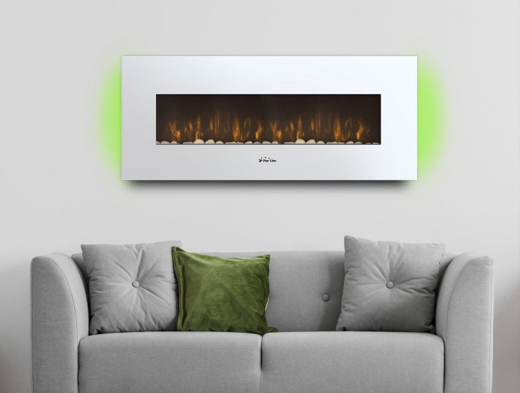 Wohnzimmer-Szene mit einem elektrischen Wandkamin mit Flammeneffekt und dem Pur Line Logo über einem grauen Sofa mit Kissen.