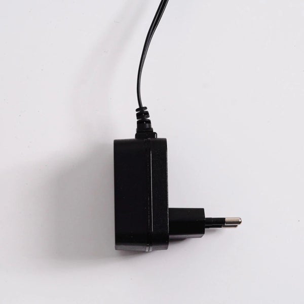 Schwarzes Steckernetzteil mit Kabel für die Stromversorgung