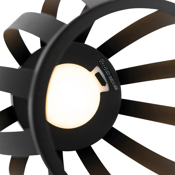 Detailansicht einer schwarzen Leuchte in Lamellenoptik mit integriertem Leuchtmittel und Ladeanschluss.