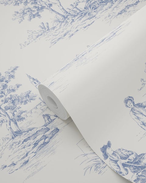 Tapetenrolle mit blauem Toile-de-Jouy-Muster, ländliche Szenen mit Personen und Bäumen.